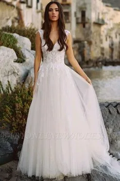 Sleeveless Floral Lace Wedding Dress V-Neck Tulle Bridal Gown