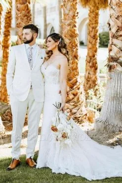 Elegant Appliques Lace Sweetheart Chapel Column Wedding Dresses