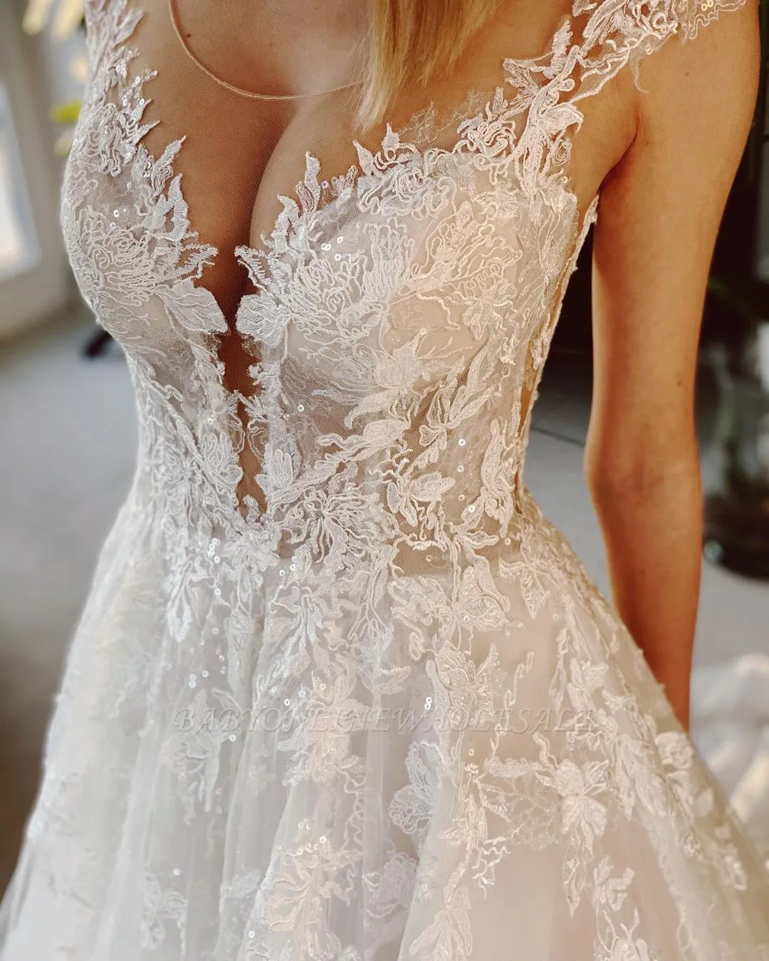 V-Neck A-line Wedding Dress Sleeveless Tulle Lace Appliques Bridal Dress - Image 4