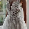 Elegant V-Neck Tulle Aline Wedding Dress Lace Appliques Bridal Dress With Straps
