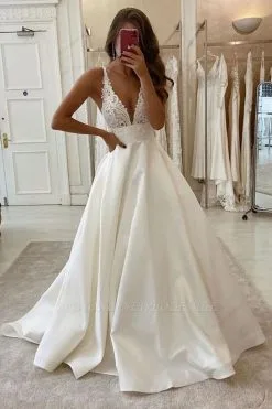 Elegant V-Neck Lace Wedding Dress A-line Sleeveless Dress For Brides